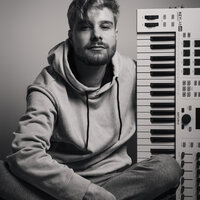 Robert Cristian feat. Serena - Runaway